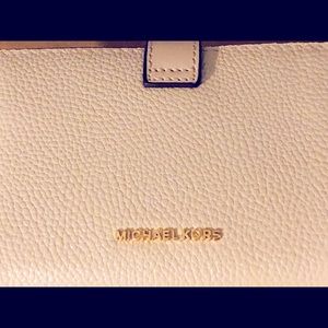 MICHAEL KORS CHARM LIGHT SAND MD TAB WALLET NWT
